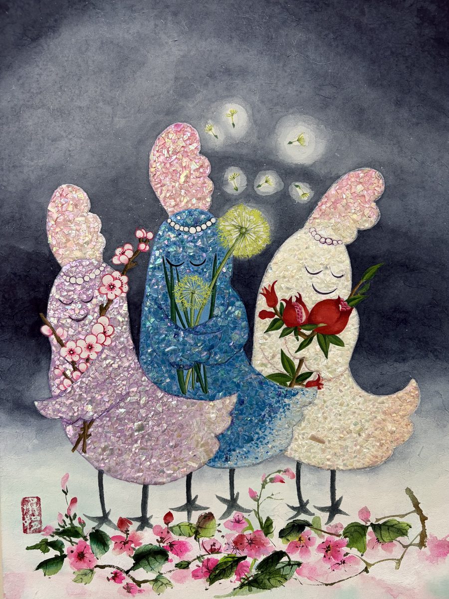 오승연 작 〈음악에 감동한 세 마리 닭〉 — 자개 기법